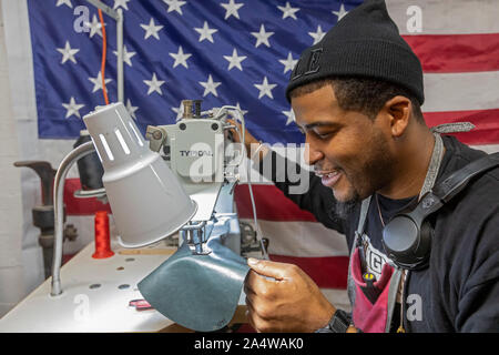 Detroit, Michigan - Nathaniel Crawford II, una Forza Aerea veterano, cuce a calzature PingreeDetroit. Pingree è un lavoratore società di proprietà che ingaggia veterano Foto Stock