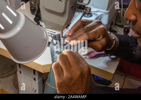 Detroit, Michigan - Nathaniel Crawford II, una Forza Aerea veterano, cuce a calzature PingreeDetroit. Pingree è un lavoratore società di proprietà che ingaggia veterano Foto Stock