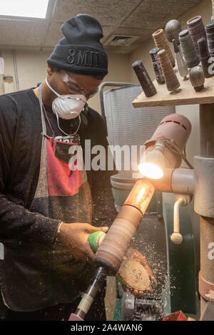 Detroit, Michigan - Nathaniel Crawford II, una Forza Aerea veterano, sabbie di sottopiedi per calzature a PingreeDetroit. Pingree è un lavoratore di proprietà di società che Foto Stock