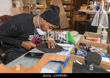 Detroit, Michigan - Nathaniel Crawford II, una Forza Aerea veterano, rende le calzature ad PingreeDetroit. Pingree è un lavoratore società di proprietà che ingaggia vetera Foto Stock