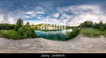 Visualizzazione panoramica a 360 gradi di Piena sferica perfetta hdri panorama a 360 gradi angolo di visione su Limestone Coast di enormi verde lago o fiume vicino alla foresta in giornata estiva con belle c