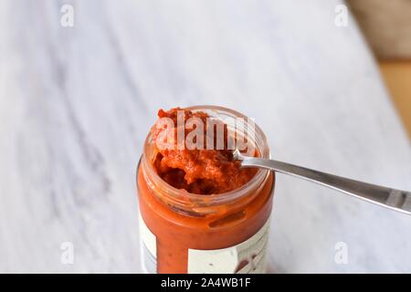 Ajvar in un vaso, un delizioso arrosto di pepe rosso e piatto di melanzane/ Ajvar - tradizionale serbo macedone piatto a base di peperoni rossi, melanzana Foto Stock