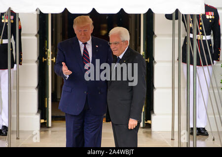 Washington, Stati Uniti d'America. Xvi oct, 2019. Il Presidente degli Stati Uniti, Trump accoglie il Presidente Sergio Mattarella della Repubblica italiana presso il portico sud della Casa Bianca a Washington DC su Mercoledì, 16 ottobre 2019.Credit: Ron Sachs/CNP | Utilizzo di credito in tutto il mondo: dpa/Alamy Live News Foto Stock