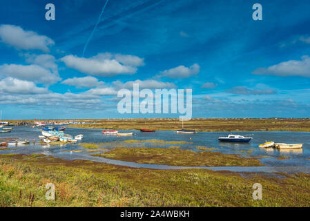 Morston saline visto dalla Blakeney a Morston sentiero costiero. Norfolk, Inghilterra, Regno Unito. Foto Stock