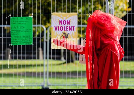 Cardiff, Galles, UK. 16 ott 2019. La Ribellione di estinzione ribelli rosso agire ora protestare al di fuori del Municipio di Cardiff e Cardiff, Galles, UK Credit: Tracey Paddison/Alamy Live News Foto Stock