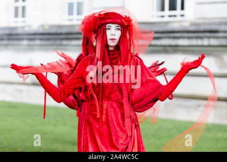 Cardiff, Galles, UK. 16 ott 2019. La Ribellione di estinzione ribelli rosso agire ora protestare al di fuori del Municipio di Cardiff e Cardiff, Galles, UK Credit: Tracey Paddison/Alamy Live News Foto Stock