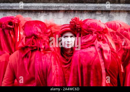 Cardiff, Galles, UK. 16 ott 2019. La Ribellione di estinzione ribelli rosso agire ora protestare al di fuori del Municipio di Cardiff e Cardiff, Galles, UK Credit: Tracey Paddison/Alamy Live News Foto Stock