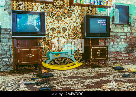 KHARKIV, Ucraina Maggio 28, 2017: Camera Vintage, vecchia moquette, TV retrò, sega, console di gioco, 90s bottiglie da collezione e standard cabinet in legno. Foto Stock