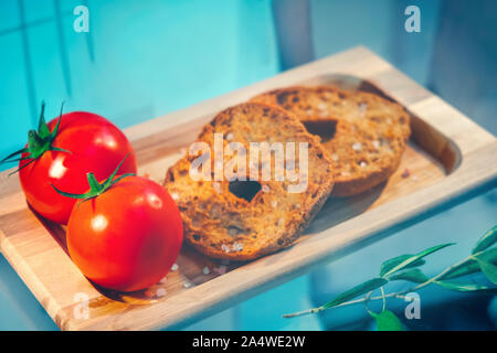 Il cibo italiano gastronomia anello rigido del pane dal Regionale Puglia prodotto chiamato Friselle o Bruschetta o Pane e Pomodoro . Foto Stock