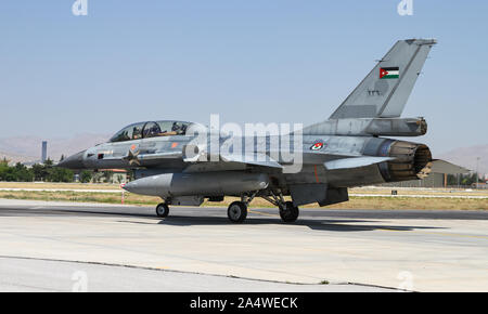 KONYA, Turchia - 26 giugno 2019: Jordan Air Force General Dynamics F-16BM Fighting Falcon (CN 6E-25) taxi a Konya aeroporto durante anatolica Eagle Air Fo Foto Stock