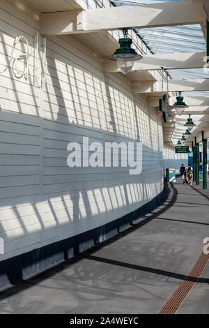 Folkestone harbour station. Originariamente la stazione per il treno in barca per la Francia. Ora una destinazione popolare con negozi, bar e ristoranti. Foto Stock