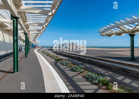 Folkestone harbour station. Originariamente la stazione per il treno in barca per la Francia. Ora una destinazione popolare con negozi, bar e ristoranti. Foto Stock