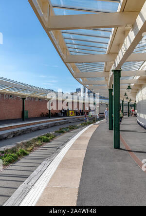 Folkestone harbour station. Originariamente la stazione per il treno in barca per la Francia. Ora una destinazione popolare con negozi, bar e ristoranti. Foto Stock