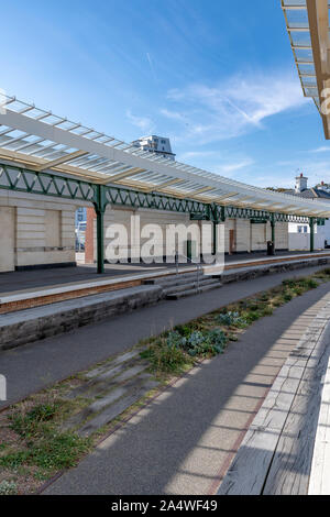 Folkestone harbour station. Originariamente la stazione per il treno in barca per la Francia. Ora una destinazione popolare con negozi, bar e ristoranti. Foto Stock