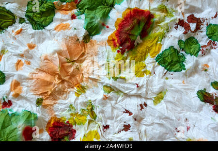 La macchia di colori su carta velina Foto Stock