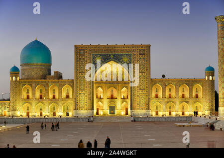 Il Registan square e Tilya-Kori Madrasah. Un sito Patrimonio Mondiale dell'Unesco, Samarcanda. Uzbekistan Foto Stock