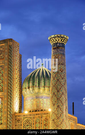 Madrasah Sher-Dor presso la piazza Registan. Un sito Patrimonio Mondiale dell'Unesco, Samarcanda. Uzbekistan Foto Stock