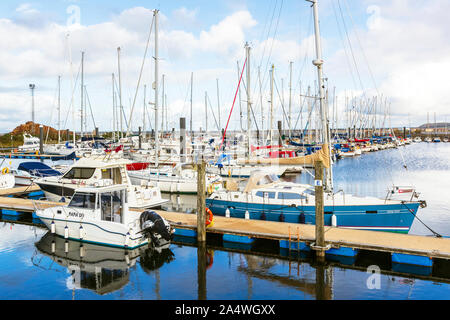 Yacht e piccole imbarcazioni ormeggiate al Marina e Porto, Troon, Firth of Clyde, Ayrshire, in Scozia Foto Stock