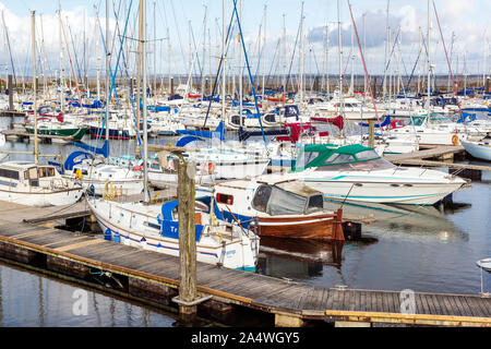Yacht e piccole imbarcazioni ormeggiate al Marina e Porto, Troon, Firth of Clyde, Ayrshire, in Scozia Foto Stock