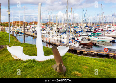 Yacht e piccole imbarcazioni ormeggiate al Marina e Porto, Troon, Firth of Clyde, Ayrshire, in Scozia Foto Stock