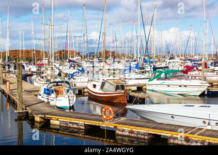 Yacht e piccole imbarcazioni ormeggiate al Marina e Porto, Troon, Firth of Clyde, Ayrshire, in Scozia Foto Stock