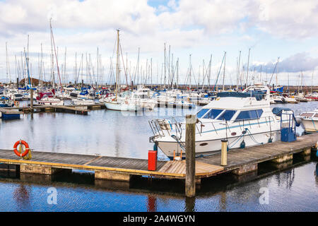 Yacht e piccole imbarcazioni ormeggiate al Marina e Porto, Troon, Firth of Clyde, Ayrshire, in Scozia Foto Stock