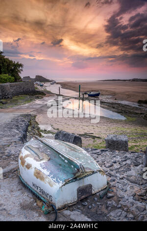 Bude Summerleaze Beach, al tramonto, North Cornwall, Inghilterra. Dopo un caloroso ma giorno nuvoloso in North Cornwall, al tramonto le nuvole per rompere definitivamente per dare Foto Stock