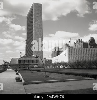 1960, vista storica, da quest'era del quartier generale globale delle Nazioni Unite (ONU) a Turtle Bay, Midtown Manhattan, New York City, USA. Costituito da un certo numero di edifici diversi, il complesso fu completato nel 1952 su un pezzo di terreno donato da Nelson Rockfeller. L'alto blocco di torri verticali è sede del Segretariato delle Nazioni Unite. Foto Stock