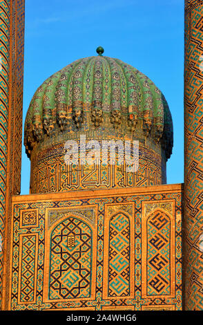 Madrasah Sher-Dor. Piazza Registan, un sito Patrimonio Mondiale dell'Unesco, Samarcanda. Uzbekistan Foto Stock