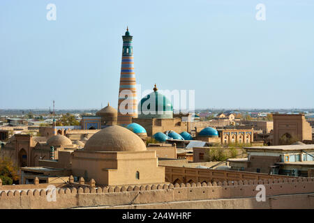 La città vecchia di Khiva (Itchan Kala), un sito Patrimonio Mondiale dell'Unesco, visto dal Khuna Arca cittadella. Uzbekistan Foto Stock