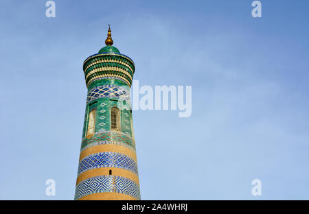 L'Islam Khodja minaret (1910). Città vecchia di Khiva (Itchan Kala), un sito Patrimonio Mondiale dell'Unesco. Uzbekistan Foto Stock