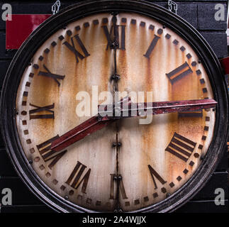 Vicino sul vecchio vintage orologio arrugginito Foto Stock