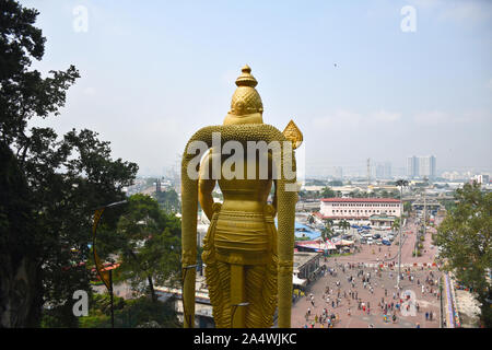 Gombak, Selangor, Malaysia 08.14.2019: Kuala Lumpur skyline di distanza di vista dalla cima del 272-passo la scala con il retro dell'incredibile dettaglio Foto Stock