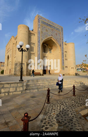 Nadir Divan Begi madrasa. Bukhara, un sito Patrimonio Mondiale dell'UNESCO. Uzbekistan Foto Stock