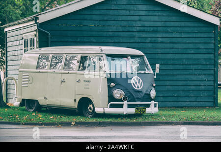 1960 VW Split Screen Volkswagen camper van Bicester Heritage Centre domenica evento scramble. Bicester, Oxfordshire, Inghilterra. Vintage filtro applicato Foto Stock