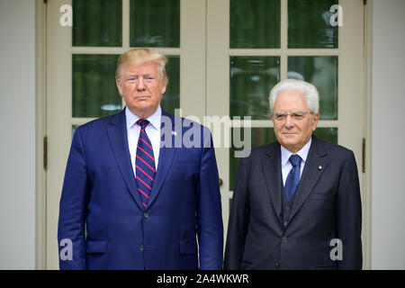 Washington, Distretto di Columbia, Stati Uniti d'America. Xvi oct, 2019. Il Presidente degli Stati Uniti, TRUMP e Presidente SERGIO MATTERELLA della Repubblica Italiana posano per una foto sul colonnato della Casa Bianca a Washington DC come si cammina per l'Ufficio Ovale. Credito: Ron Sachs/CNP/ZUMA filo/Alamy Live News Foto Stock