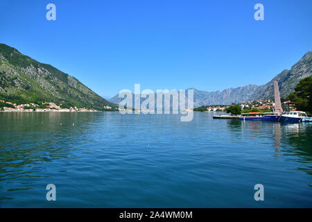 Kotor, Montenegro - 10. 6. 2019. Kotor Bay e Spomenik Slobode - Monumento della libertà Foto Stock