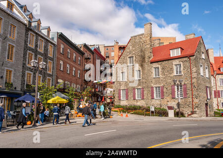 La città di Quebec, Canada - 4 October 2019: Le tradizionali case in pietra sul Boulevard Champlain nel Petit Champlain quartiere storico. Foto Stock