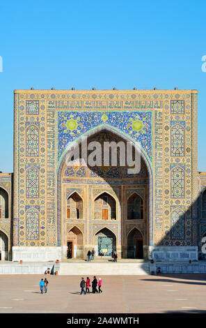 Il Registan square e Tilya-Kori Madrasah. Un sito Patrimonio Mondiale dell'Unesco, Samarcanda. Uzbekistan Foto Stock