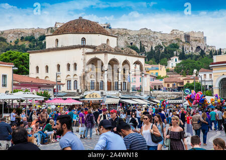 Atene, Grecia - Aprile 2018: grande gruppo di turisti e di gente del posto godendo di uno splendido inizio giornata di primavera a Piazza Monastiraki ad Atene Foto Stock