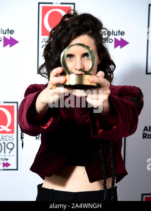 Anna Calvi con il parafango giocare premio durante il Q Awards 2019 in associazione con Radio assoluto al Camden Roundhouse di Londra. Foto Stock