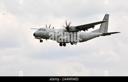 Finnish Air Force C-295M (Camina Sola) arrivando a RAF Fairford per il Royal International Air Tattoo 2019 Foto Stock