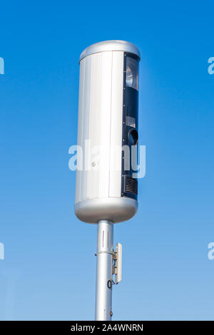 La velocità del traffico fotocamera su un cielo blu sullo sfondo la preparazione di utilizzare la tecnologia per fermare accelerando in vetture su strada Foto Stock