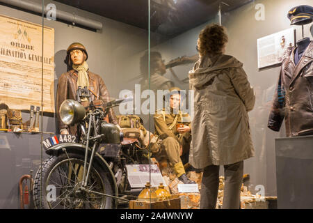 Visitatore nel Musée Mémoire 39-45, WW2 museo in tedesco Graf Spee artiglieria navale comando della batteria post, Plougonvelin, Bretagna Francia Foto Stock