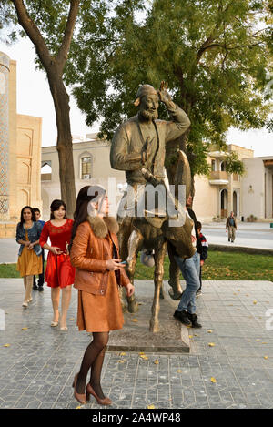 Statua di Hoja Nasruddin, un semi-mitico cantastorie che appare nella dottrina Sufi-racconti intorno al mondo. Lyabi Hauz, una meravigliosa e rilassante plaza, Foto Stock