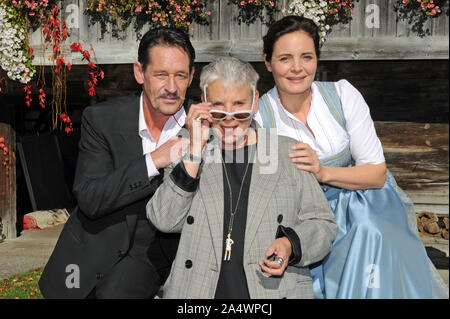 Monaco di Baviera, Germania. Xvi oct, 2019. Gli attori Max Tidof, Elisabeth Lanz (r) e il direttore Heidi Kranz sorriso durante una pausa durante le riprese di ARD serie 'Watzmann ermittelt', episodio "Abschlag', a Monaco di Baviera Golf Club. La diffusione dei nuovi episodi è prevista per il 2020. Credito: Ursula Düren/dpa/Alamy Live News Foto Stock