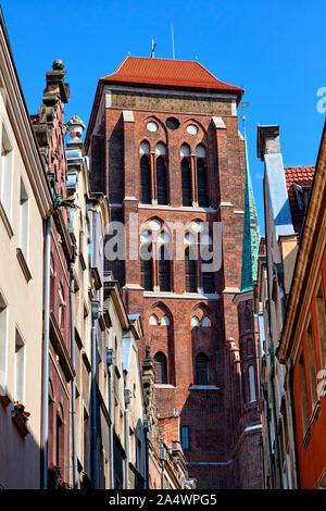 Torre Campanaria della Basilica gotica dell Assunzione della Beata Vergine Maria visto dalla strada stretta Kaletnicza, Gdansk, Polonia, Europa Foto Stock