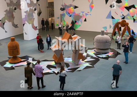 Haegue Yang installazione "impugnature" al marron Atrium presso il Museo di Arte Moderna di New York Foto Stock