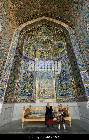 Le donne di pregare in Ulugh Beg, Madrasah Registan. Un sito Patrimonio Mondiale dell'Unesco, Samarcanda. Uzbekistan Foto Stock