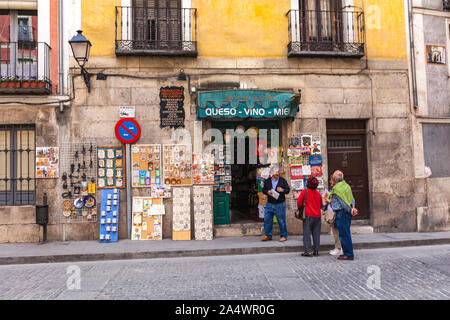 Cibo locale negozio di formaggi, miele e vino in Calle Alfonso VIII, Cuenca, Castiglia La Mancha, in Spagna Foto Stock